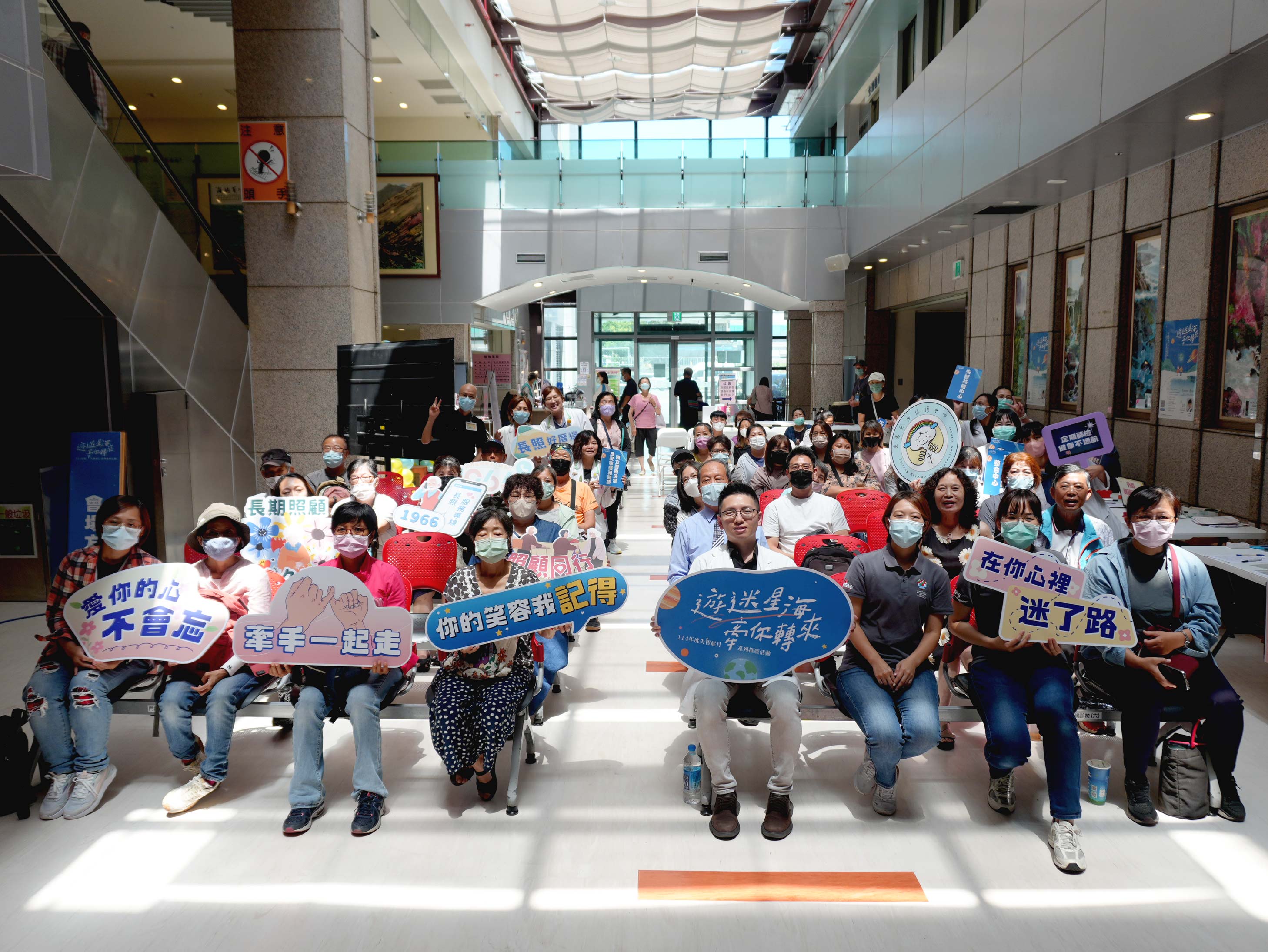 記憶的牽手 執起溫暖的掌心 相伴走過燦爛流光歲月 營造失智友善環境，點我看更多照片